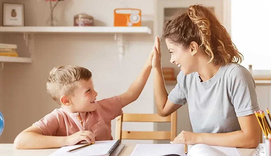 Parent accompagnant son enfant en instruction en famille dans un cadre calme et équilibré