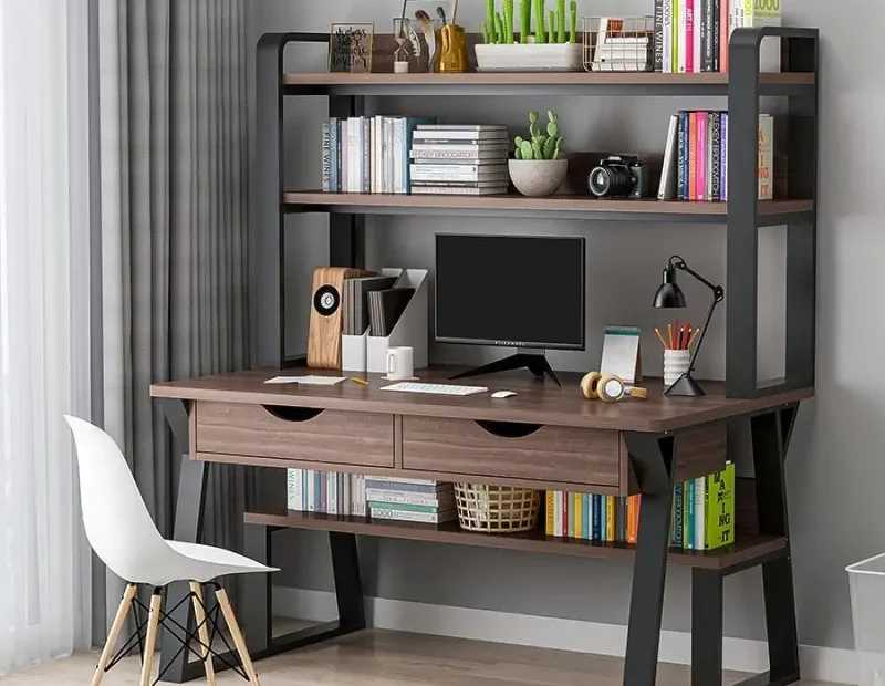 Organisation des devoirs du CNED à la maison avec cahier, ordinateur et documents scolaires